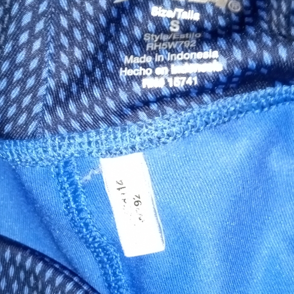 Avia 2 piece exercise outfit.  Pants are medium and the top is a small - Picture 4 of 5